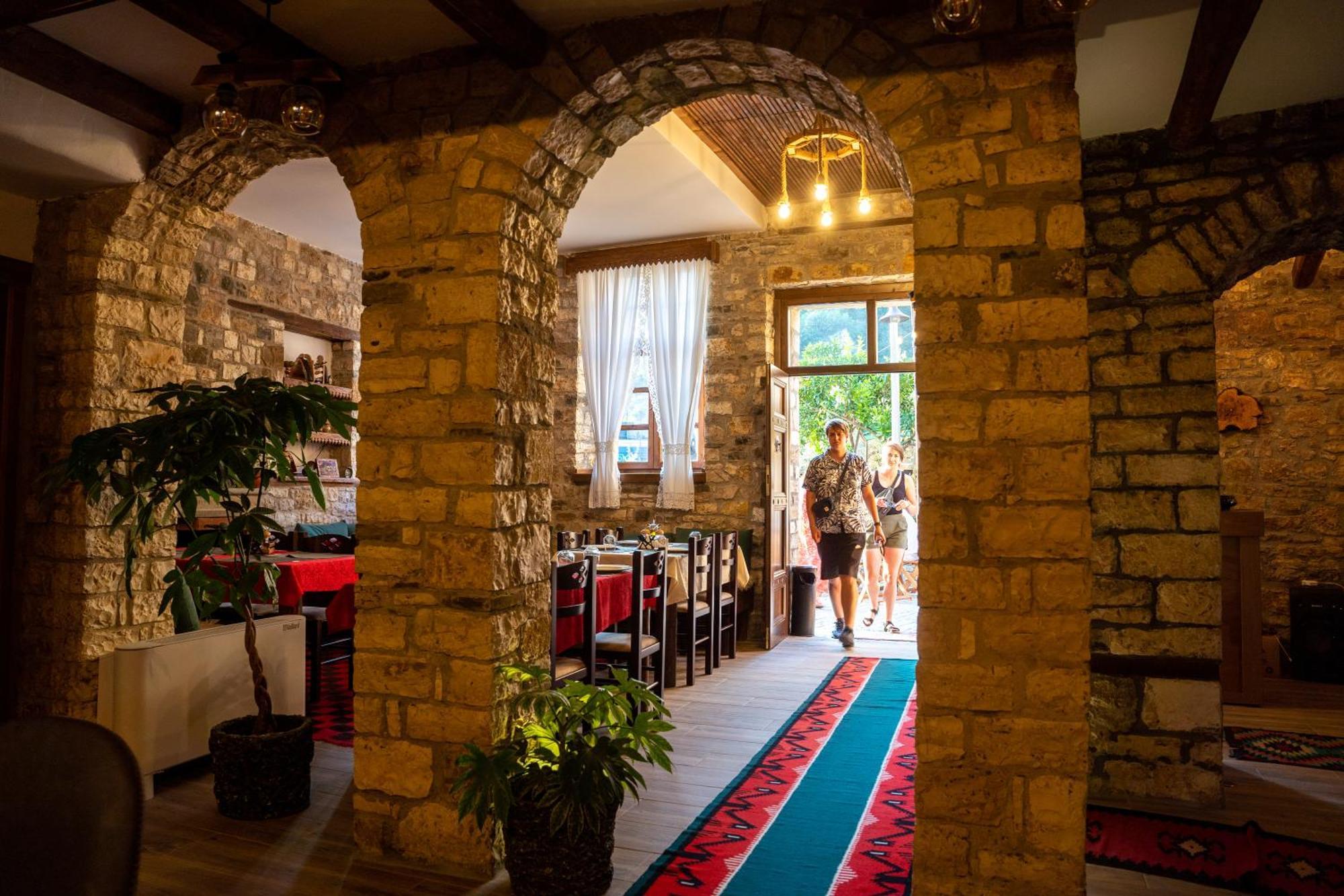 Hotel Kapllani Berat Bagian luar foto